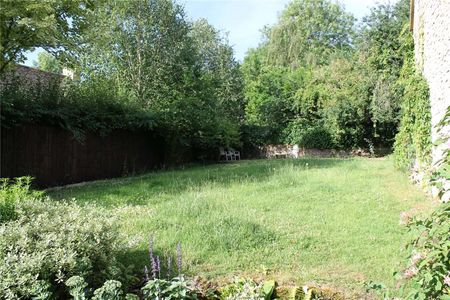 An attractive semi-detached Cotswold stone cottage conveniently situated in the charming village of Upper Swell a mile from Stow-on-the-Wold. - Photo 3