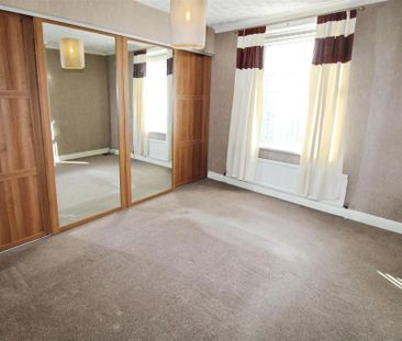 4 bedroom end of terrace house to rent - Photo 2