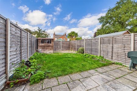 3 bedroom House in Hawthorn Court, Farnborough - Photo 3