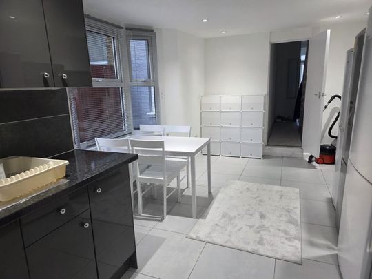 Room in a Shared House, Elsenham Road, E12 - Photo 1