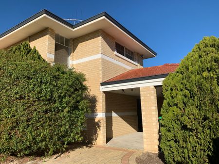 Perfectly Located Townhouse Available in Maylands - Photo 3