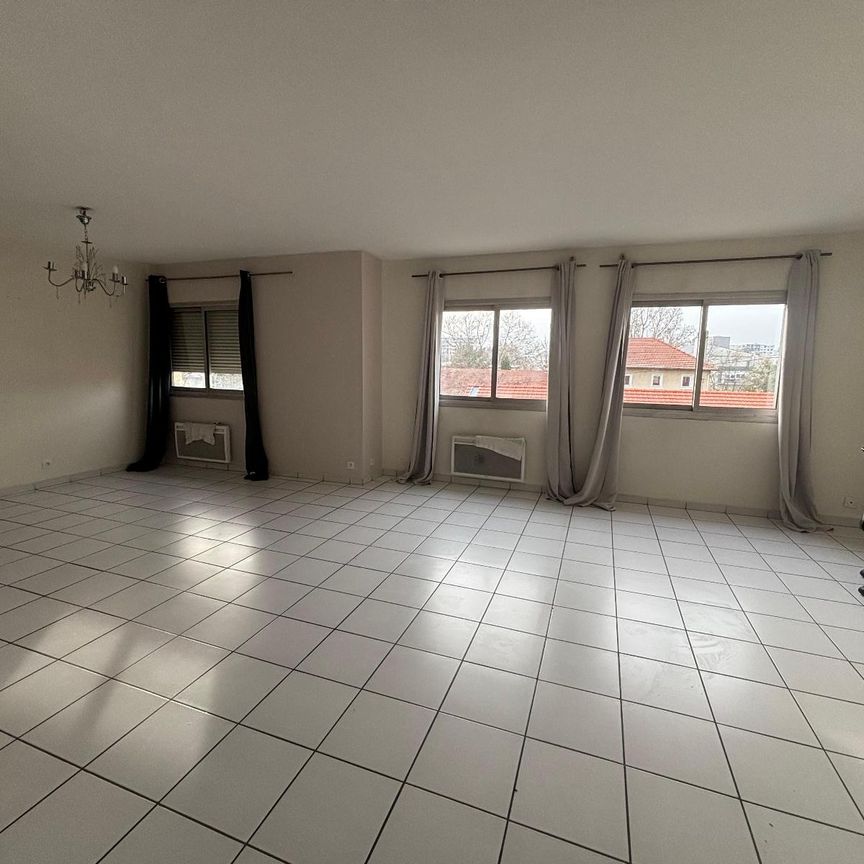 Location Appartement 3 pièces 77m² VAULX EN VELIN 69120 - Photo 1