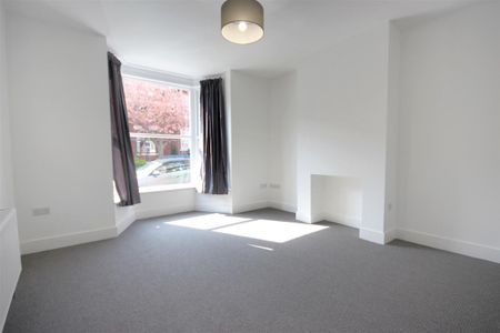 3 Bedroom House - Mid Terrace To Let - Photo 2