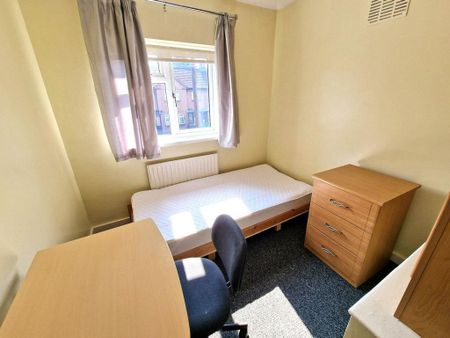 4 bedroom terraced house to rent - Photo 5