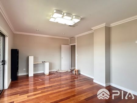 For Lease: Impressive 5-Bedroom, 3-Bathroom Family Home in Lidcombe - Photo 4