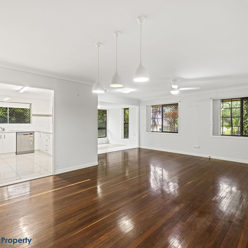 Impressive, renovated home just a few minutes from St. Andrews Hospital! Family living at its finest! - Photo 1
