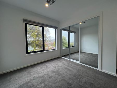 19A Finch Street, Notting Hill VIC 3168 - Townhouse For Rent | Domain - Photo 5