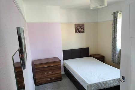 4 bedroom semi-detached house to rent - Photo 4