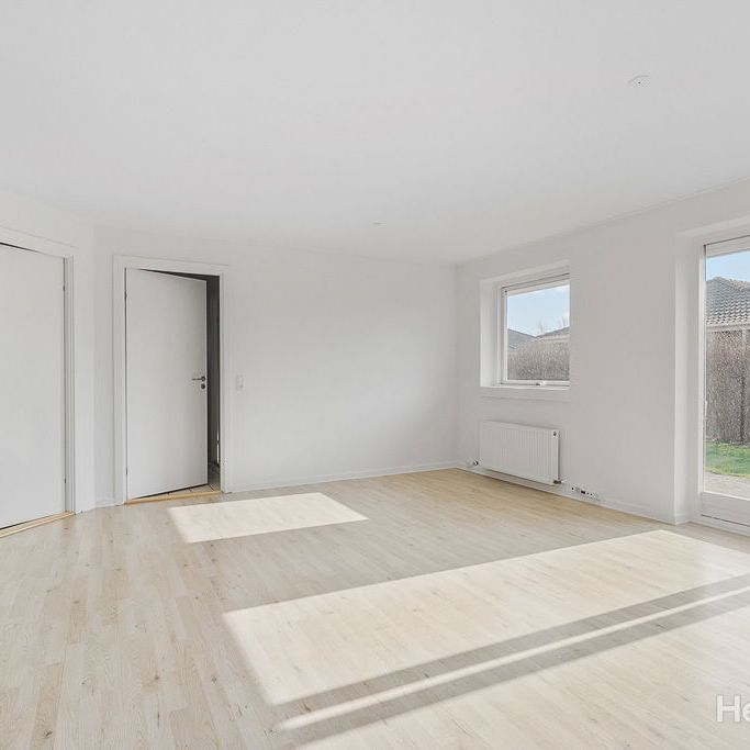 Attraktivt 1-plans rækkehus i Holluf Pile med egen have og parkering - Foto 1