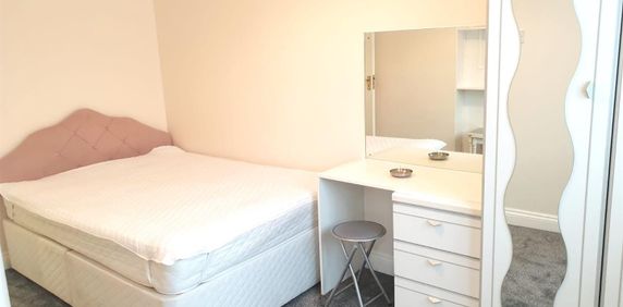 Oxford Avenue, Hayes, Middlesex - Photo 2