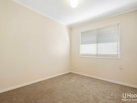 Charming 3-Bedroom Home with Spacious Backyard - Photo 3