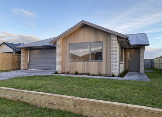 Stylish Living - Photo 1