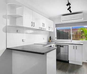 Beachside Living in the Heart of Torquay - Fully Furnished - Photo 3