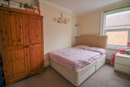 3 bedroom flat to rent - Photo 4