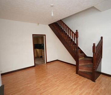3 bedroom end of terrace house to rent - Photo 2