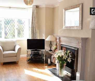 Bright room in 4-bedroom house in Riverston Abbey, Dublin - Photo 4