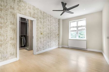 This impressive Edwardian house is presented in immaculate condition. - Photo 2