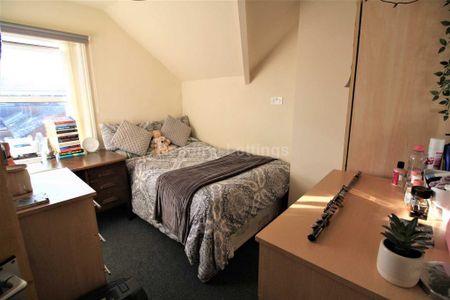 4 bedroom flat to rent - Photo 4