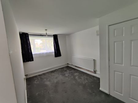 Two Bedroom Flat For Rent in Woodford Green, IG8 - Photo 2
