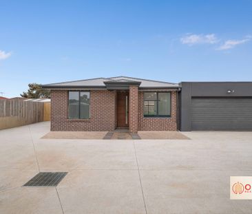 Luxury Living at Its Finest - 8/6 Blake Court, Truganina! - Photo 2