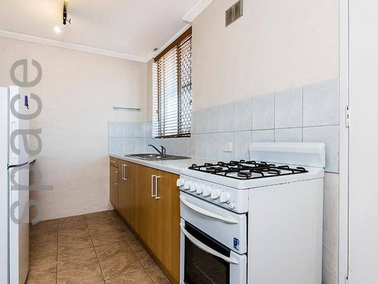 Furnished 1 bedroom unit in Claremont central - Photo 1