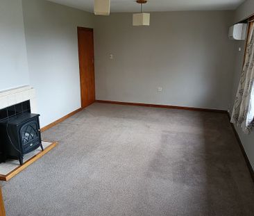 3 bed in Burwood, spacious living & new bathroom - Photo 2