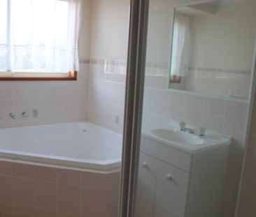 CHARMING FAMILY HOME IN A PRIME LOCATION - Photo 5