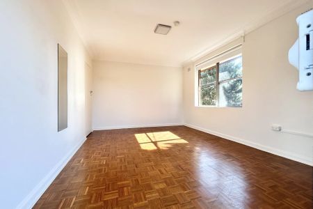 Charming Two-Bedroom Apartment in Prime Location - Photo 4