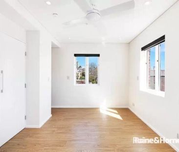 Studio with 1 bedroom & 1 bathroom - Photo 4