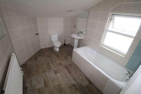 Mead Road, London, HA8 - Photo 5