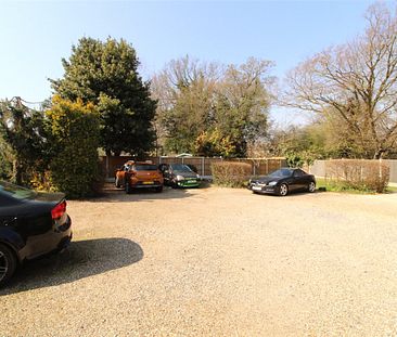 Manchester Drive, Leigh-on-Sea, Essex, SS9 3EU - Photo 2