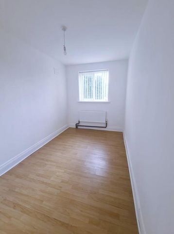 3 bedroom flat to rent - Photo 4