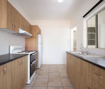 Beachside, Private & Full of Character – Freestanding 2-Bedroom Home - Photo 6