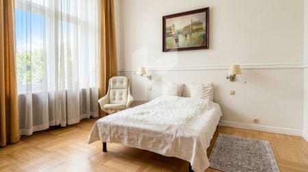 Warszawa, Śródmieście, Ujazdów, al. Aleje Ujazdowskie - Photo 2