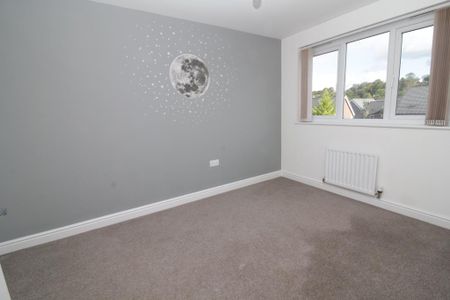 4 bedroom semi-detached house to rent - Photo 2