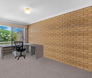 Fully Furnished tri-level townhouse with city and treetop views - Photo 3