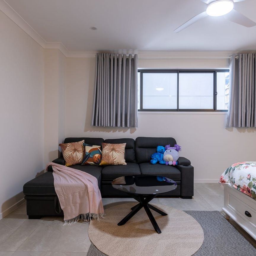 Stylish, Fully Furnished Studio in the Heart of South Brisbane - Photo 1