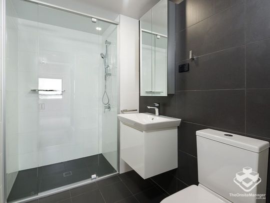 MODERN - SPACIOUS APARTMENT - EAST FACING - Photo 1