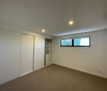 Elegant, Modern & Low Maintenance ! - Photo 6