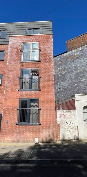 Studio Flat, Canute Road, SO14 - Photo 1