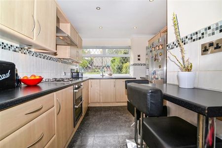 3 bedroom semi-detached house to rent - Photo 5