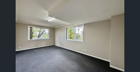 Spacious 3-Bedroom Home with Dual Car Garage! - Photo 3