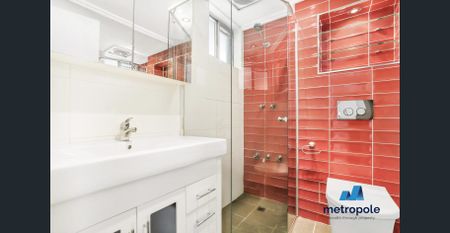 SPACIOUS AND LIGHT-FILLED 2-BEDROOM APARTMENT - Photo 5