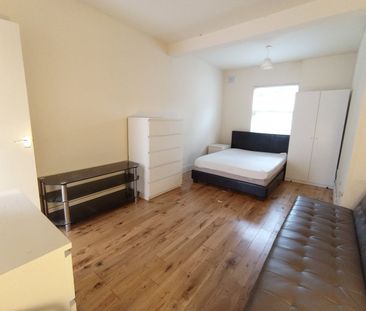 1 Bed Flat, Catford Hill, SE6 - Photo 2