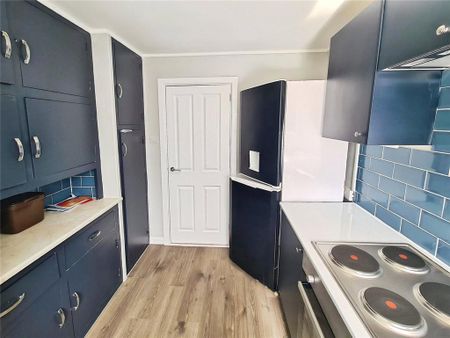 3 bedroom flat to rent - Photo 4