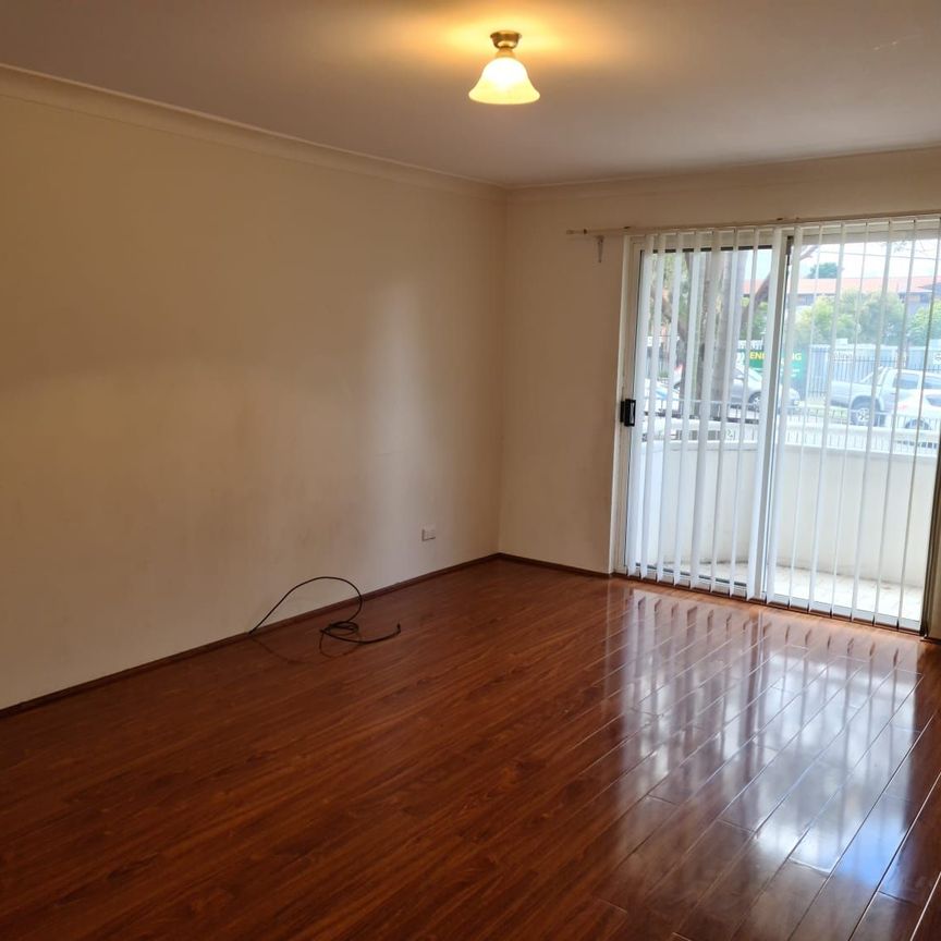 SPACIOUS 2 BEDROOM UNIT WITH GARAGE! - Photo 1