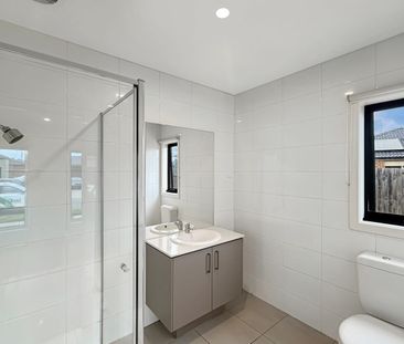 🏡 4-Bedroom House in Wallan - Photo 6