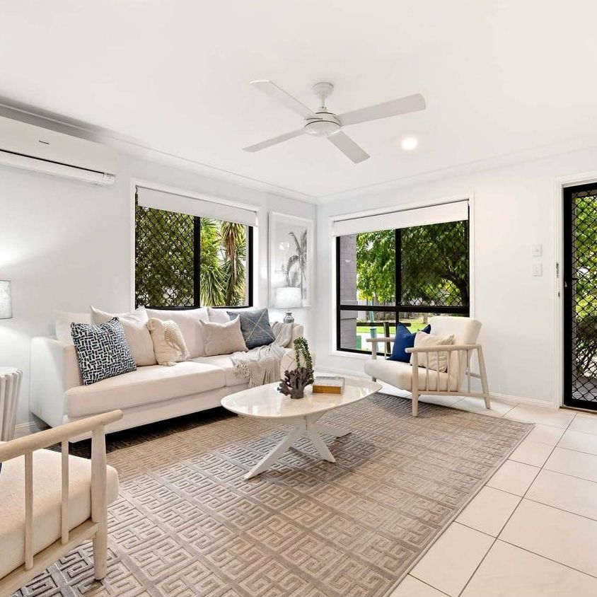 Freshly Refreshed Bayside Townhouse with Private Courtyard & Pool - Photo 1