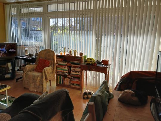 Room in a Shared Flat, Crewkerne Court, SW11 - Photo 1