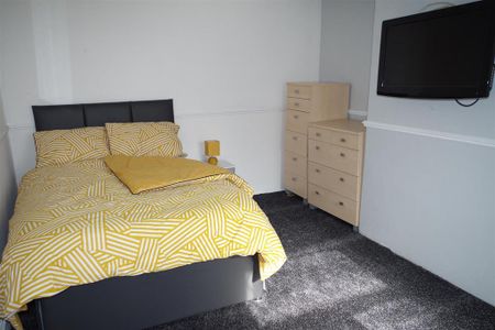 1 bedroom in a house share to rent - Photo 4